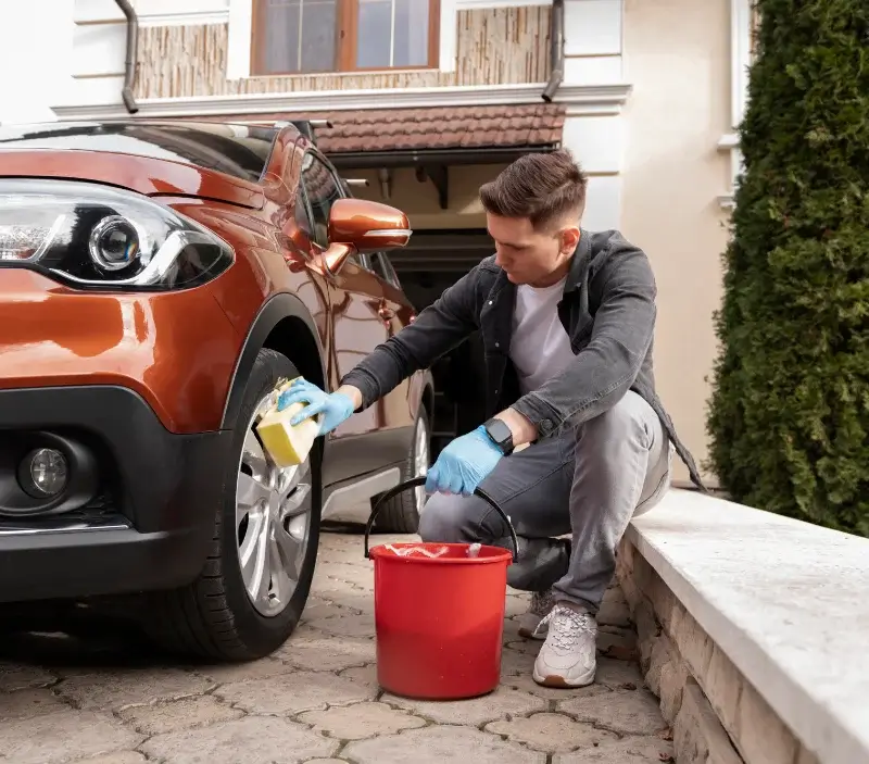Lavage auto à domicile Gausson : professionnel intervenant sur un véhicule